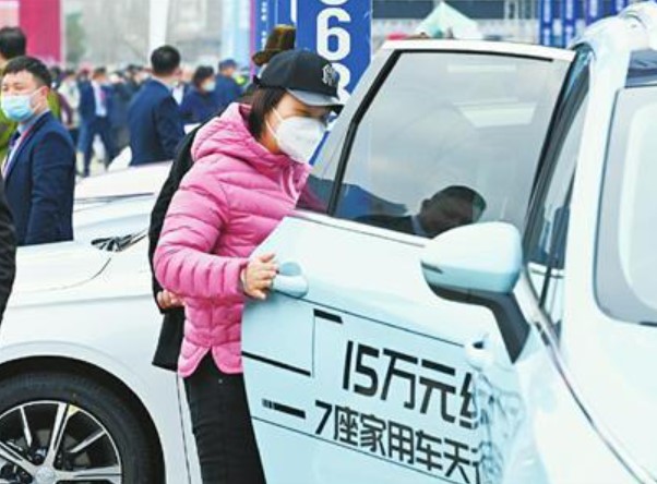 乌鲁木齐“3· 15”国际车展首日,进场观众达6万人次